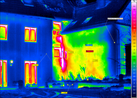 Gebäudethermografie zeigt hohe Energieverluste am nicht Isoliertem Haus